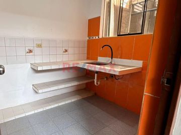 🏡 ¡Oportunidad única en Urb. Los Rosales! 🏡
📍 Pasaje Los Geranios, a solo una cuadra de la Av. Augusto B. Leguía

¿Buscas una casa amplia, funciona