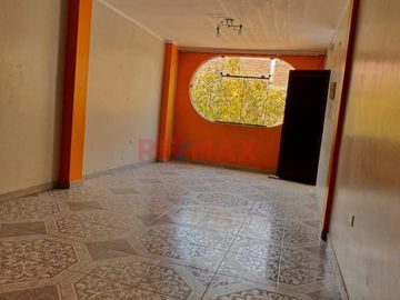 🏡 ¡Oportunidad única en Urb. Los Rosales! 🏡
📍 Pasaje Los Geranios, a solo una cuadra de la Av. Augusto B. Leguía

¿Buscas una casa amplia, funciona
