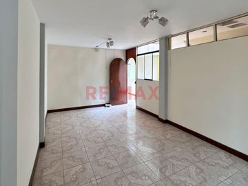 🏡 ¡Oportunidad única en Urb. Los Rosales! 🏡
📍 Pasaje Los Geranios, a solo una cuadra de la Av. Augusto B. Leguía

¿Buscas una casa amplia, funciona