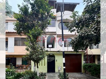 🏡 ¡Oportunidad única en Urb. Los Rosales! 🏡
📍 Pasaje Los Geranios, a solo una cuadra de la Av. Augusto B. Leguía

¿Buscas una casa amplia, funciona