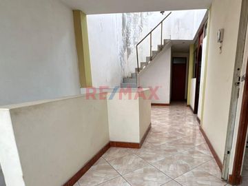 🏡 ¡Oportunidad única en Urb. Los Rosales! 🏡
📍 Pasaje Los Geranios, a solo una cuadra de la Av. Augusto B. Leguía

¿Buscas una casa amplia, funciona