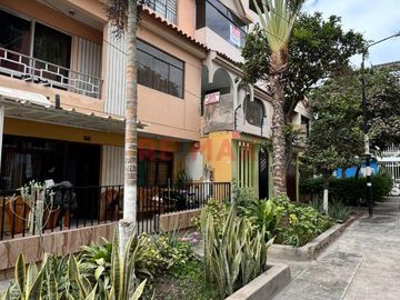 🏡 ¡Oportunidad única en Urb. Los Rosales! 🏡
📍 Pasaje Los Geranios, a solo una cuadra de la Av. Augusto B. Leguía

¿Buscas una casa amplia, funciona