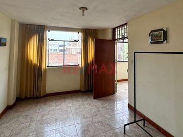 🏡 ¡Oportunidad única en Urb. Los Rosales! 🏡
📍 Pasaje Los Geranios, a solo una cuadra de la Av. Augusto B. Leguía

¿Buscas una casa amplia, funciona