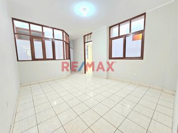 🏡 ¡OPORTUNIDAD ÚNICA EN PIURA! 🏡
CASA EN VENTA EN SANTA MARIA DEL PINAR, Ubicada detrás del Policlínico del Niño y frente al Parque 🌳.

📍 Ubicación