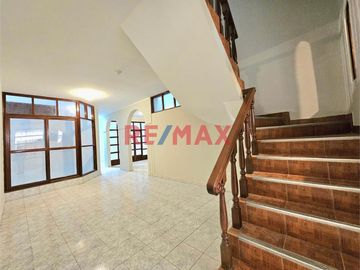 🏡 ¡OPORTUNIDAD ÚNICA EN PIURA! 🏡
CASA EN VENTA EN SANTA MARIA DEL PINAR, Ubicada detrás del Policlínico del Niño y frente al Parque 🌳.

📍 Ubicación