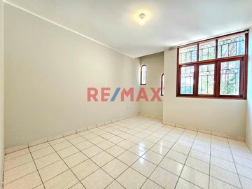 🏡 ¡OPORTUNIDAD ÚNICA EN PIURA! 🏡
CASA EN VENTA EN SANTA MARIA DEL PINAR, Ubicada detrás del Policlínico del Niño y frente al Parque 🌳.

📍 Ubicación