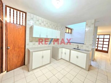 🏡 ¡OPORTUNIDAD ÚNICA EN PIURA! 🏡
CASA EN VENTA EN SANTA MARIA DEL PINAR, Ubicada detrás del Policlínico del Niño y frente al Parque 🌳.

📍 Ubicación