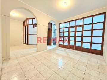🏡 ¡OPORTUNIDAD ÚNICA EN PIURA! 🏡
CASA EN VENTA EN SANTA MARIA DEL PINAR, Ubicada detrás del Policlínico del Niño y frente al Parque 🌳.

📍 Ubicación