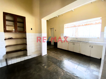 Hermosa Casa de Campo en el Corazon de la Ciudad de Laredo, en exclusiva urbanización Privada.

Características:
Amplia Sala y  Comedor 
Cocina co