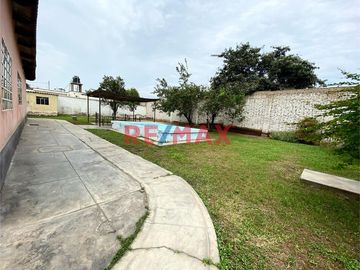 Hermosa Casa de Campo en el Corazon de la Ciudad de Laredo, en exclusiva urbanización Privada.

Características:
Amplia Sala y  Comedor 
Cocina co