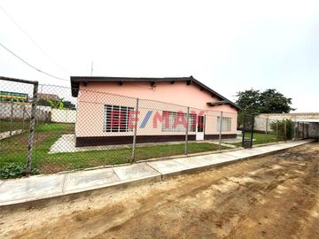 Hermosa Casa de Campo en el Corazon de la Ciudad de Laredo, en exclusiva urbanización Privada.

Características:
Amplia Sala y  Comedor 
Cocina co