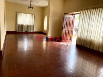 Hermosa Casa de Campo en el Corazon de la Ciudad de Laredo, en exclusiva urbanización Privada.

Características:
Amplia Sala y  Comedor 
Cocina co