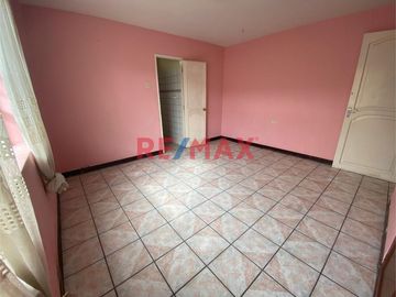 Hermosa Casa de Campo en el Corazon de la Ciudad de Laredo, en exclusiva urbanización Privada.

Características:
Amplia Sala y  Comedor 
Cocina co