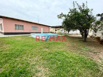 Hermosa Casa de Campo en el Corazon de la Ciudad de Laredo, en exclusiva urbanización Privada.

Características:
Amplia Sala y  Comedor 
Cocina co
