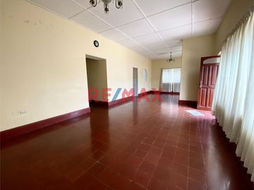 Hermosa Casa de Campo en el Corazon de la Ciudad de Laredo, en exclusiva urbanización Privada.

Características:
Amplia Sala y  Comedor 
Cocina co