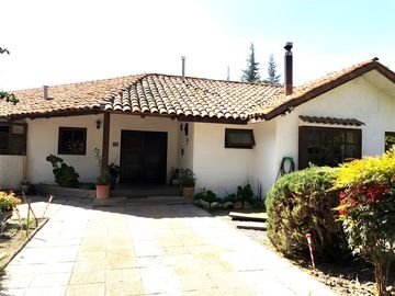 Casa en venta de 4 dorm. en Colina