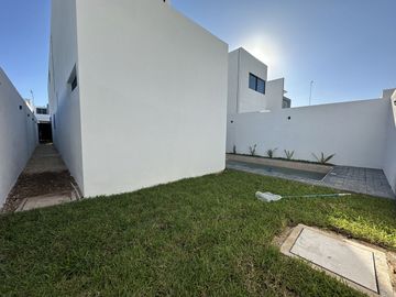 CASA EN VENTA EN PRIVADA ZENDERA MERIDA, RESIDENCIAL CON AMENIDADES.
