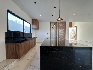 CASA EN VENTA EN PRIVADA ZENDERA MERIDA, RESIDENCIAL CON AMENIDADES.