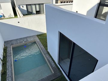 CASA EN VENTA EN PRIVADA ZENDERA MERIDA, RESIDENCIAL CON AMENIDADES.