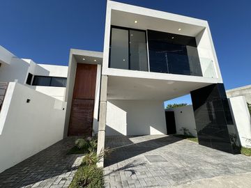 CASA EN VENTA EN PRIVADA ZENDERA MERIDA, RESIDENCIAL CON AMENIDADES.