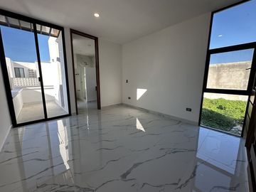 CASA EN VENTA EN PRIVADA ZENDERA MERIDA, RESIDENCIAL CON AMENIDADES.
