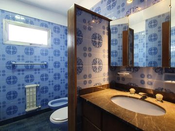 Venta - Departamento cuatro ambientes c/dep y dos cocheras en primera linea de mar - B Maritimo 5611