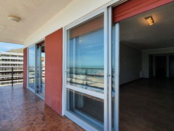 Venta - Departamento cuatro ambientes c/dep y dos cocheras en primera linea de mar - B Maritimo 5611