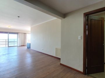 Venta - Departamento cuatro ambientes c/dep y dos cocheras en primera linea de mar - B Maritimo 5611