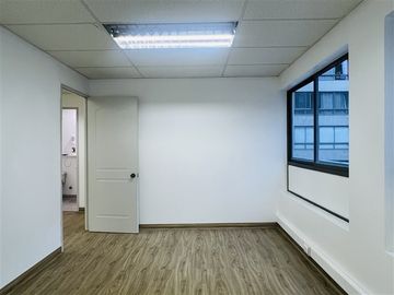Oficina en Venta, con estacionamiento. Santiago Centro.