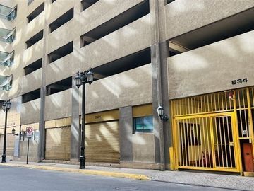 Oficina en Venta, con estacionamiento. Santiago Centro.