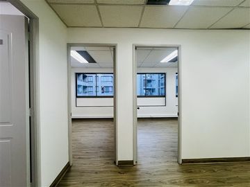 Oficina en Venta, con estacionamiento. Santiago Centro.