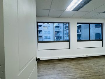 Oficina en Venta, con estacionamiento. Santiago Centro.