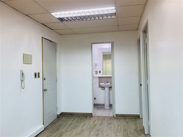 Oficina en Venta, con estacionamiento. Santiago Centro.