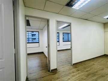 Oficina en Venta, con estacionamiento. Santiago Centro.