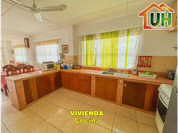 00596 - VENTA CASA YARINACOCHA + LOCAL COMERCIAL - EN ESQUINA