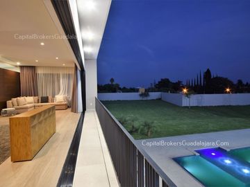 casa de Lujo con Alberca y Amplio  Jardín cerca Bugambilias Sur ZMG
