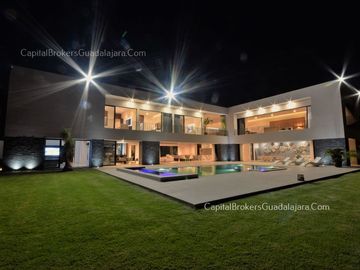 casa de Lujo con Alberca y Amplio  Jardín cerca Bugambilias Sur ZMG
