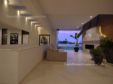 casa de Lujo con Alberca y Amplio  Jardín cerca Bugambilias Sur ZMG