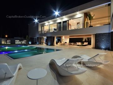 casa de Lujo con Alberca y Amplio  Jardín cerca Bugambilias Sur ZMG