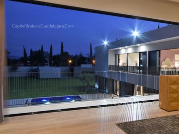 casa de Lujo con Alberca y Amplio  Jardín cerca Bugambilias Sur ZMG