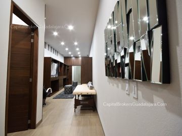 casa de Lujo con Alberca y Amplio  Jardín cerca Bugambilias Sur ZMG