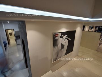 casa de Lujo con Alberca y Amplio  Jardín cerca Bugambilias Sur ZMG