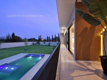 casa de Lujo con Alberca y Amplio  Jardín cerca Bugambilias Sur ZMG