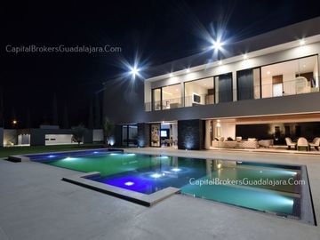 casa de Lujo con Alberca y Amplio  Jardín cerca Bugambilias Sur ZMG