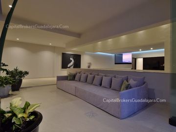 casa de Lujo con Alberca y Amplio  Jardín cerca Bugambilias Sur ZMG