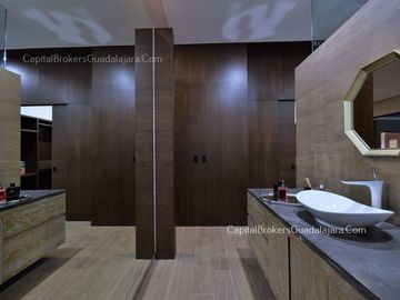 casa de Lujo con Alberca y Amplio  Jardín cerca Bugambilias Sur ZMG