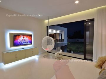 casa de Lujo con Alberca y Amplio  Jardín cerca Bugambilias Sur ZMG