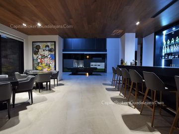 casa de Lujo con Alberca y Amplio  Jardín cerca Bugambilias Sur ZMG