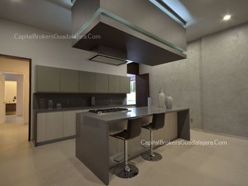 casa de Lujo con Alberca y Amplio  Jardín cerca Bugambilias Sur ZMG