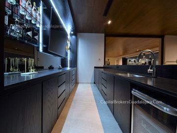 casa de Lujo con Alberca y Amplio  Jardín cerca Bugambilias Sur ZMG